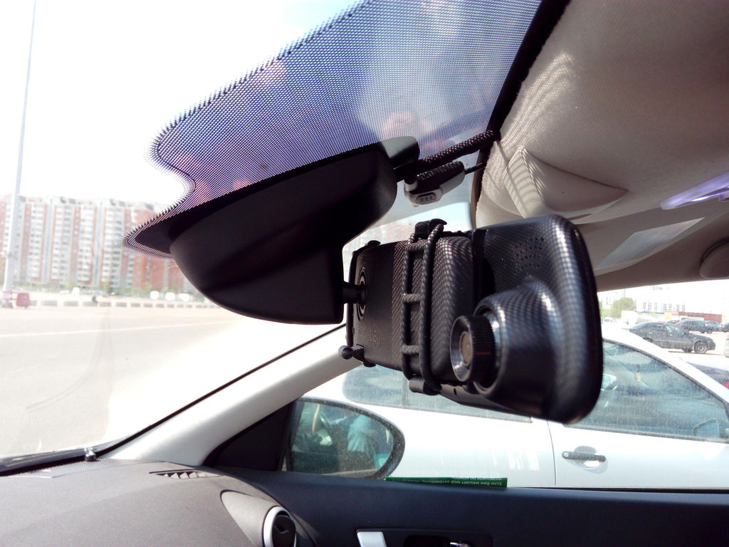 Автомобильное зеркало с навигатором и видеорегистратором