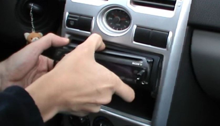 Как вытащить автомагнитолу из гнезда в машине без ключей
